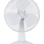 Ventilatore da tavolo bianco con griglia di protezione per un raffreddamento piacevole.