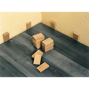 Cunei di montaggio LUX in legno, utilizzati su pavimento e parete.