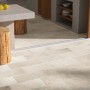 Piastrelle per esterno t.b.t. chiare su patio con sgabello in legno e limone.
