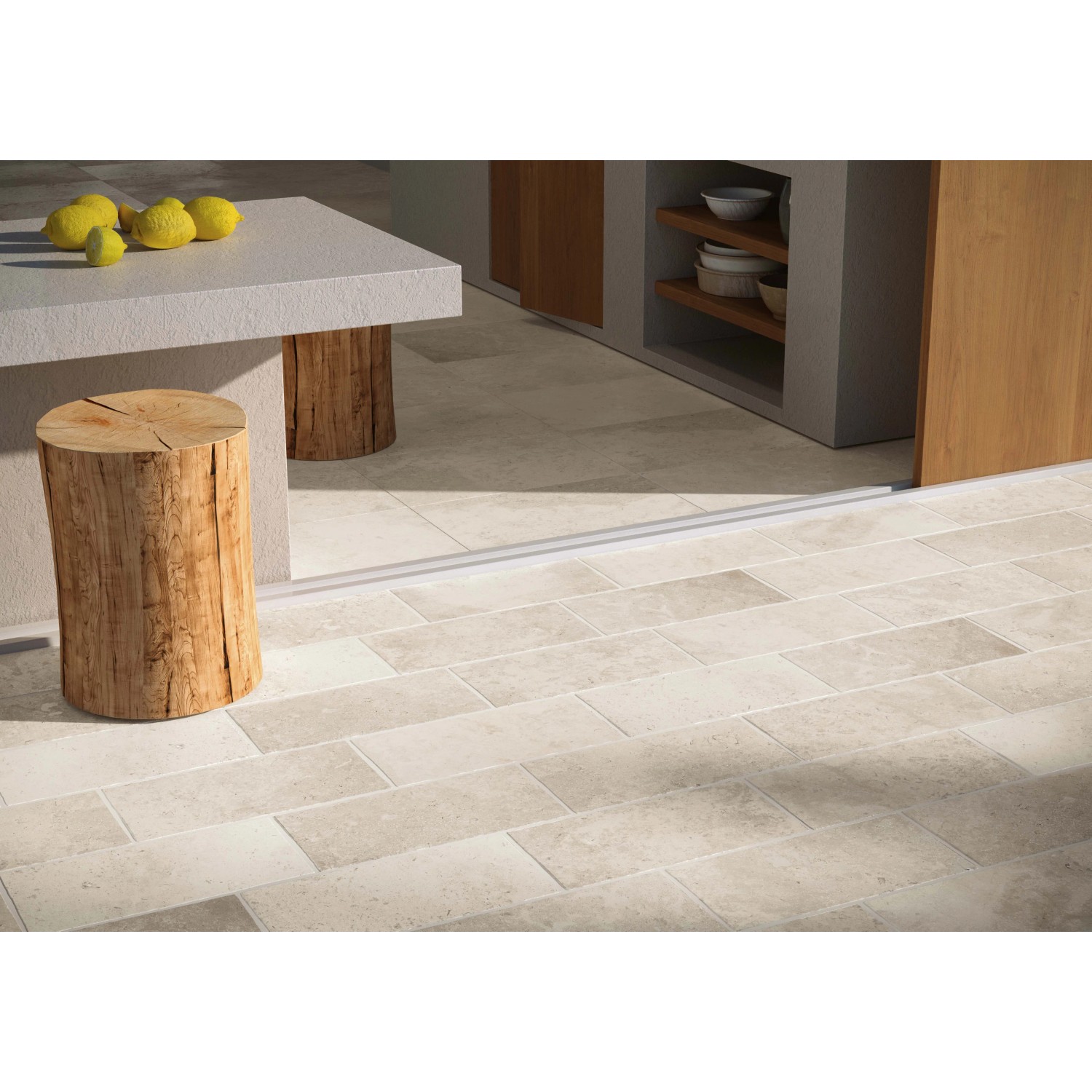 Piastrelle per esterno t.b.t. chiare su patio con sgabello in legno e limone.