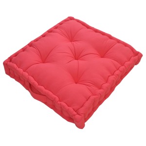 Cuscino quadrato corallo con trapuntatura a bottoni.