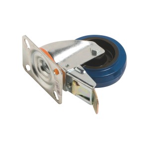 Ruota girevole con freno, ruota elastica blu e alloggiamento in acciaio zincato. Portata 150 kg.