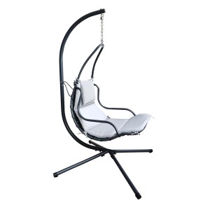 Poltrona sospesa t.b.t. con cuscino grigio e struttura nera per ore di relax.