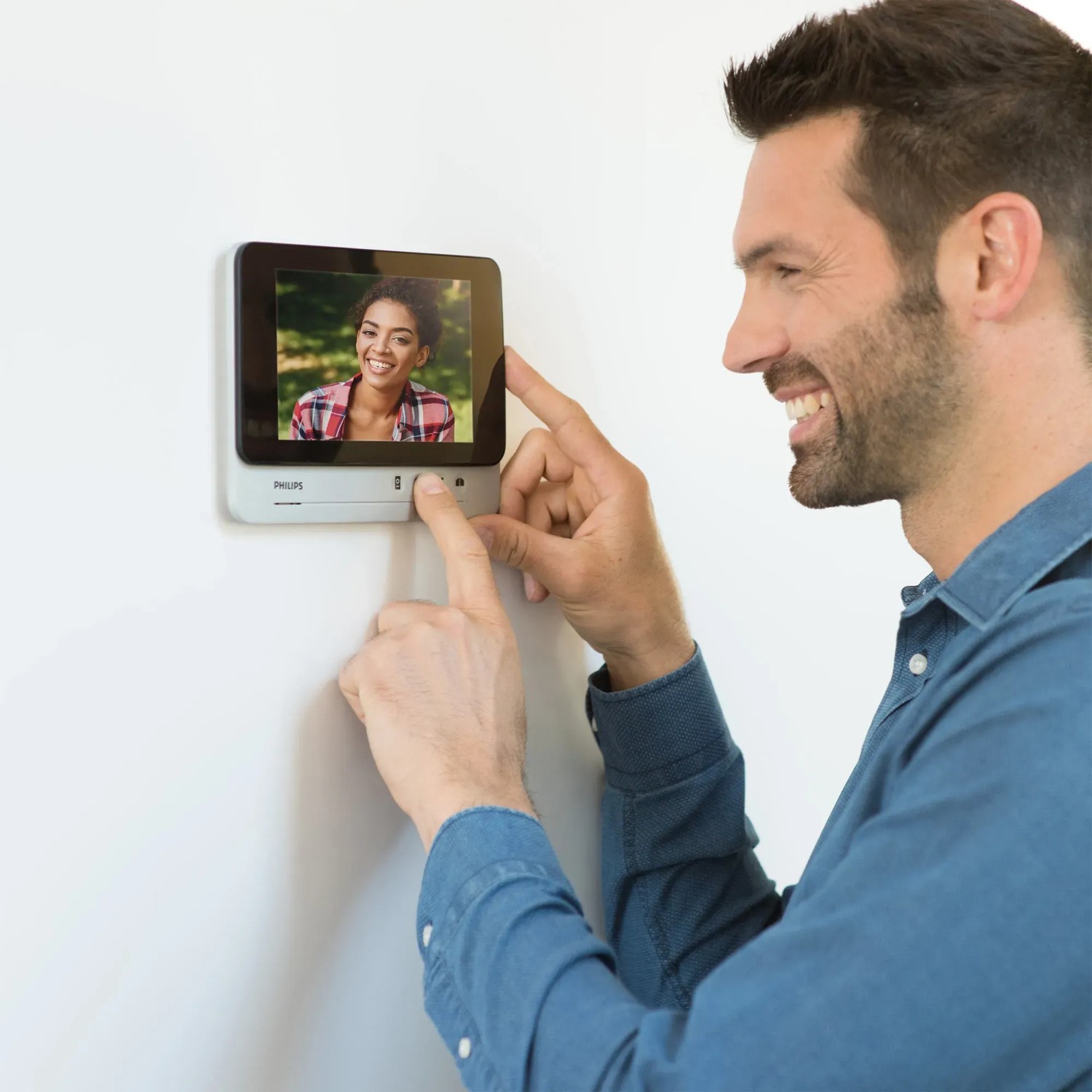 Uomo che utilizza il citofono t.b.t. con monitor. Citofoni per maggiore sicurezza.