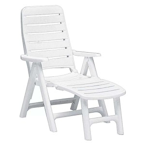 Sedia da giardino bianca in plastica con braccioli.