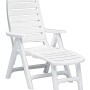 Sedia da giardino bianca in plastica con braccioli.