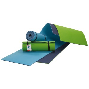 Materassino da campeggio t.b.t., srotolato e arrotolato in blu e verde.