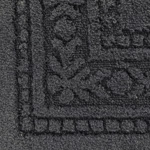 Dettaglio di un tappeto da bagno t.b.t. grigio con motivo floreale.