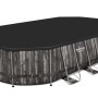 Piscina fuori terra ovale effetto legno con copertura nera. Piscina da giardino.