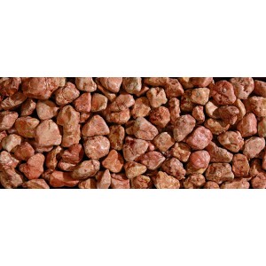 Primo piano di ciottoli/granulati decorativi rossastri.