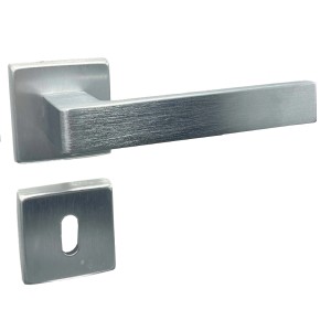 Maniglia per porta t.b.t. in acciaio inox, design squadrato per interni.