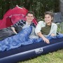 Letto per ospiti Bestway (203x152x22cm) in campeggio con due persone in sacchi a pelo.