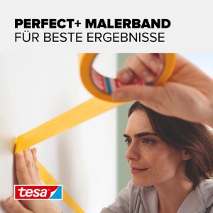 Donna applica nastro adesivo tesa Perfect+ giallo su parete bianca. Per bordi di pittura netti in lavori interni.