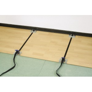 Set per posa parquet LUX Comfort in uso: Parquet fissato con cinghia di tensione e cricchetto.