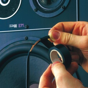 Applicazione: Set di nastro isolante con nastro isolante nero che avvolge un cavo.