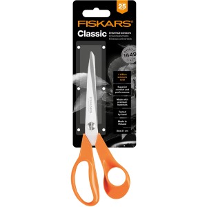 Forbici universali Fiskars Classic S90, 21 cm, con manici arancioni nella confezione del prodotto.