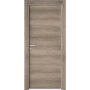 Porta interna moderna effetto legno con maniglia argento.