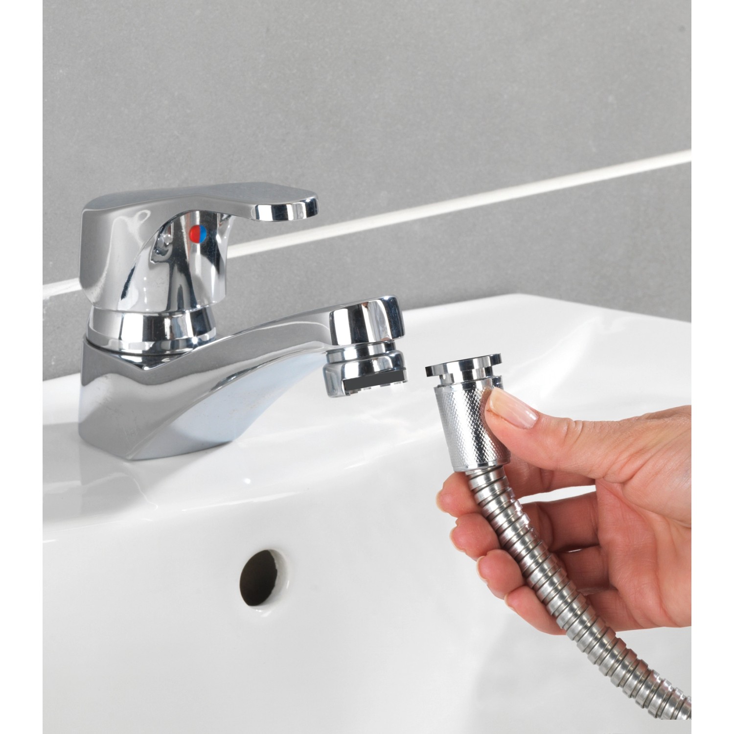 Doccetta lavabo cromata Wenko con tubo in acciaio inox e adattatore sul rubinetto del lavandino.