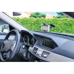 Supporto smartphone in auto, montato sul cruscotto. Accessorio interno auto.