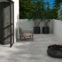 Piastrelle per esterni grigie t.b.t. su una terrazza con area salotto e piante.