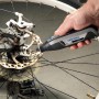 Miniutensile Dremel Lite 7760-15 in uso su una bicicletta.