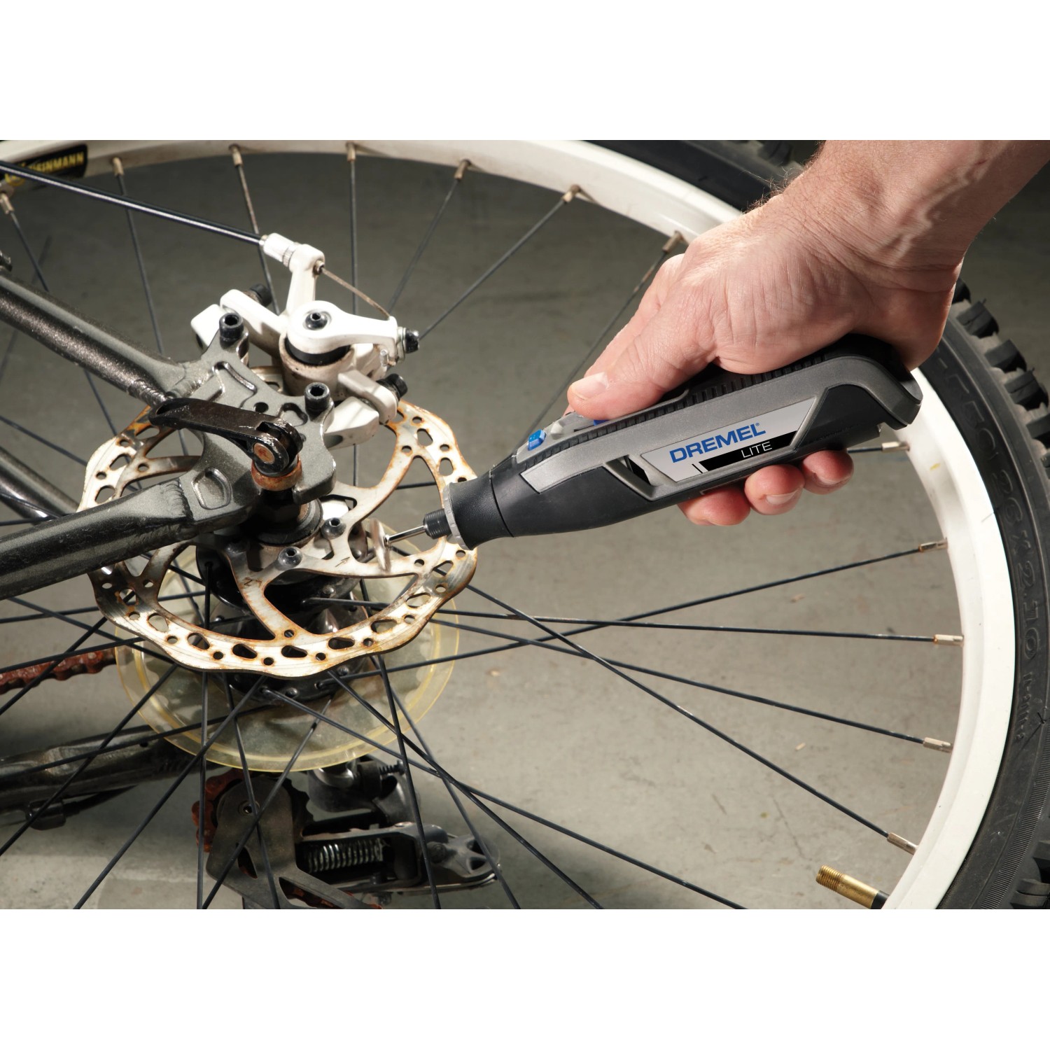 Miniutensile Dremel Lite 7760-15 in uso su una bicicletta.