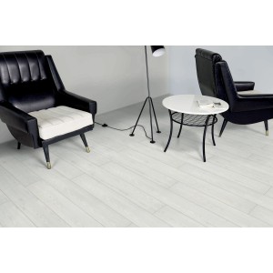 Pavimento laminato Kaindl Masterfloor pino Kodiak chiaro in soggiorno con mobili.