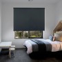 Tenda a rullo grigia t.b.t. alla finestra nella stanza dei bambini. Privacy e oscuramento.