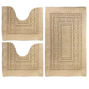 Set di tappeti da bagno beige, composto da un tappeto da bagno e due scendiletto WC.