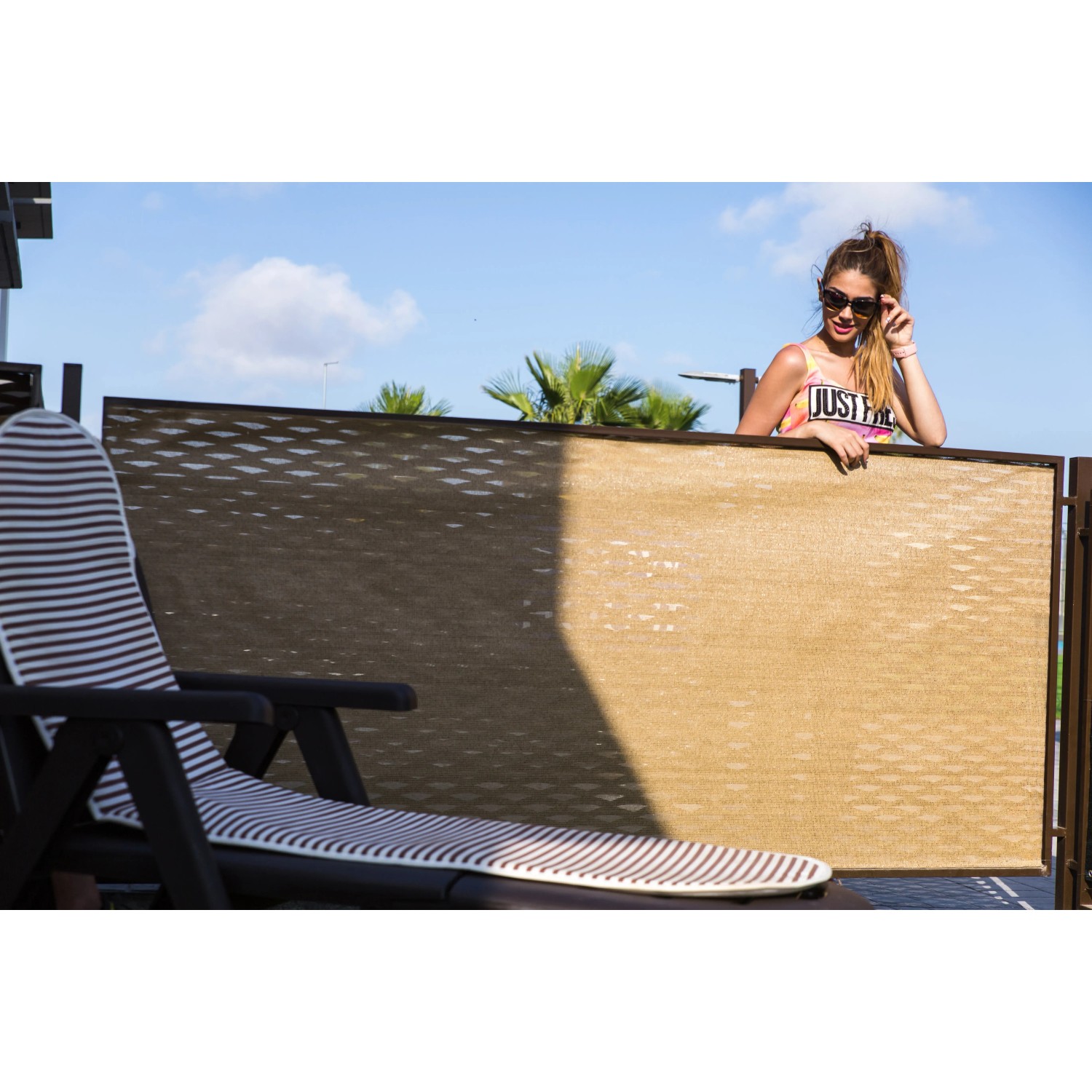 Paravista t.b.t. su balcone con donna e lettino sullo sfondo.