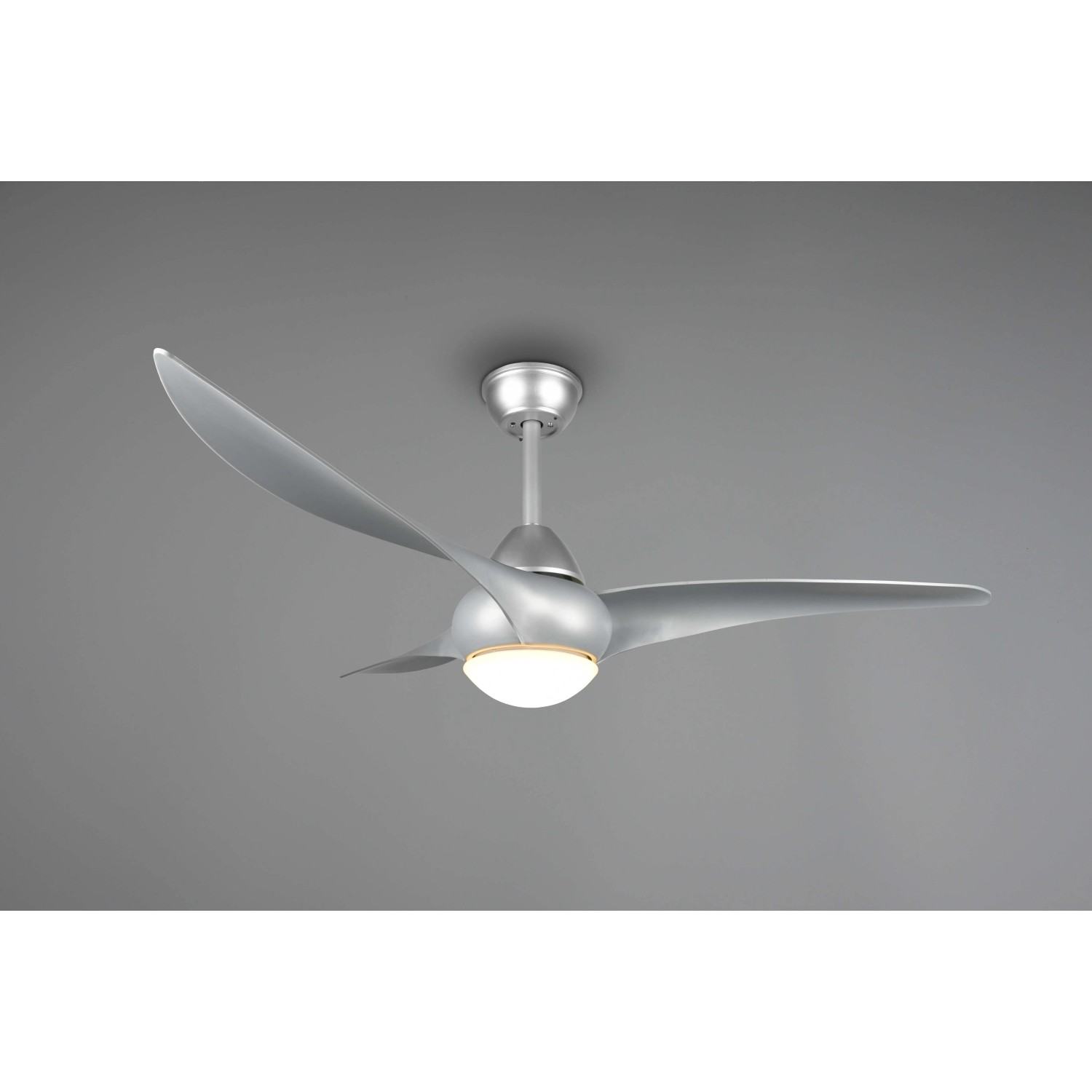 Ventilatore da soffitto argento con tre pale e luce integrata.