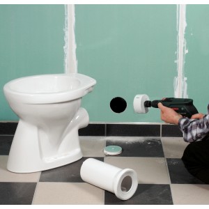 Utilizzo della sega a tazza bimetallica LUX 102 mm per forare una parete del bagno.