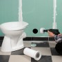Utilizzo della sega a tazza bimetallica LUX 102 mm per forare una parete del bagno.