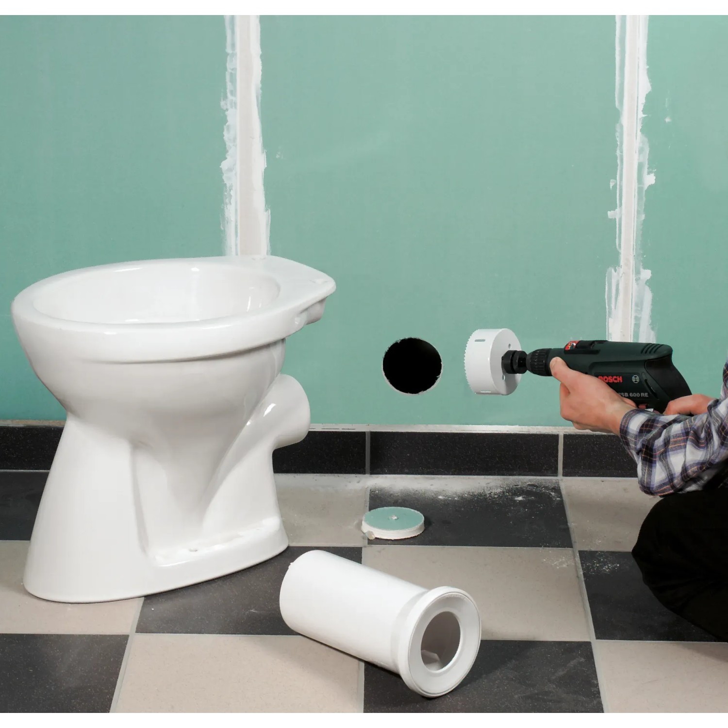 Utilizzo della sega a tazza bimetallica LUX 102 mm per forare una parete del bagno.