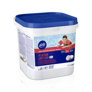 Secchio di pastiglie per la cura della piscina per il trattamento dell'acqua.