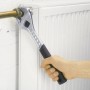 Mano che tiene una chiave inglese regolabile LUX da 200 mm su un tubo di riscaldamento. Chiave regolabile.