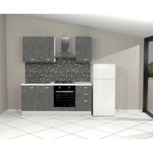 Cucina completa con frontali grigi, cappa aspirante e frigorifero bianco.