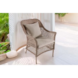 Poltrona in rattan intrecciato con cuscino, ideale per patio e giardino.