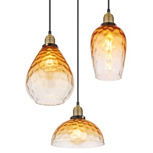 Lampada a sospensione a tre luci con paralumi in vetro ambrato.