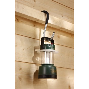 Lanterna verde appesa a una parete con un gancio a muro.