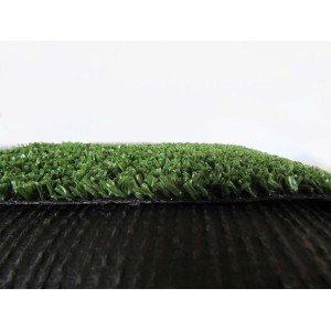 Dettaglio della superficie in erba sintetica t.b.t., fibre verdi e supporto nero.