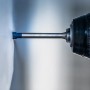 Punta per ceramica Bosch Expert Hard che fora una piastrella con trapano.