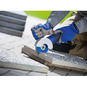 Disco diamantato LUX in uso: smerigliatrice angolare che taglia la pietra. Accessorio per tagli precisi.