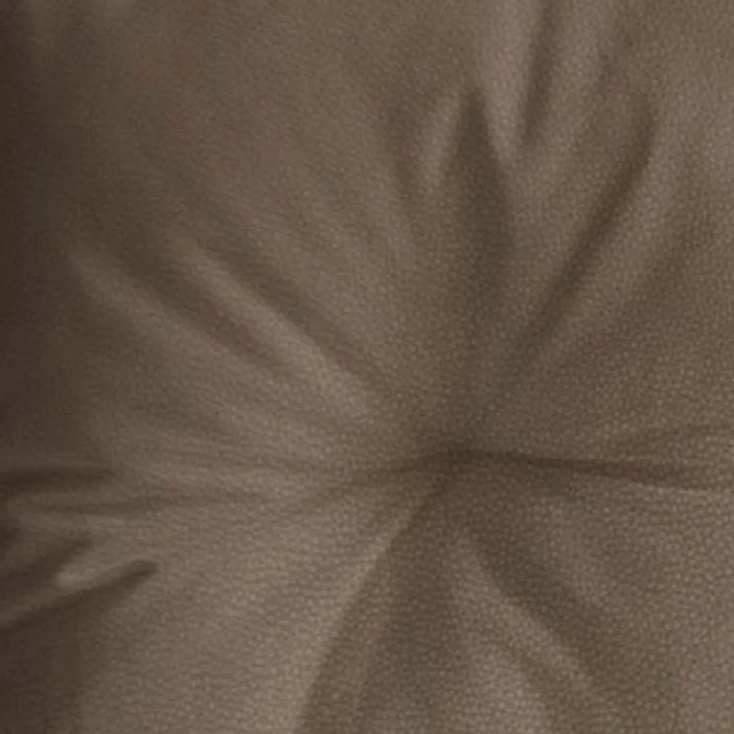 Primo piano di un cuscino/fodera per cuscino marrone con texture.