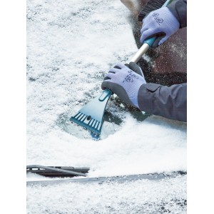 Mani con guanti invernali LUX che raschiano il ghiaccio. I guanti da lavoro proteggono dal freddo.