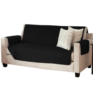 Copridivano trapuntato nero con braccioli e cuscini.