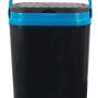 Secchio da campeggio nero con manico e coperchio blu, parte dell'attrezzatura da campeggio.