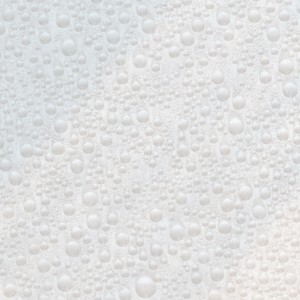 Dettaglio di una pellicola adesiva trasparente t.b.t. con motivo a gocce d'acqua.