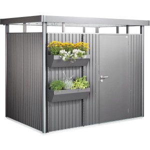 Biohort FloraBoard Grigio quarzo-metallizzato su casetta da giardino con fioriere e piante.