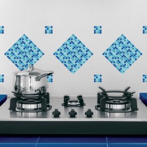 Adesivi da parete t.b.t. con design a mosaico blu per decorare le piastrelle della cucina.